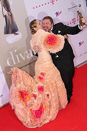 2010: DIVA Gewinner Armin Rohde lässt sich von Jeanette Hain abbusseln (Foto: MartiN Schmitz)